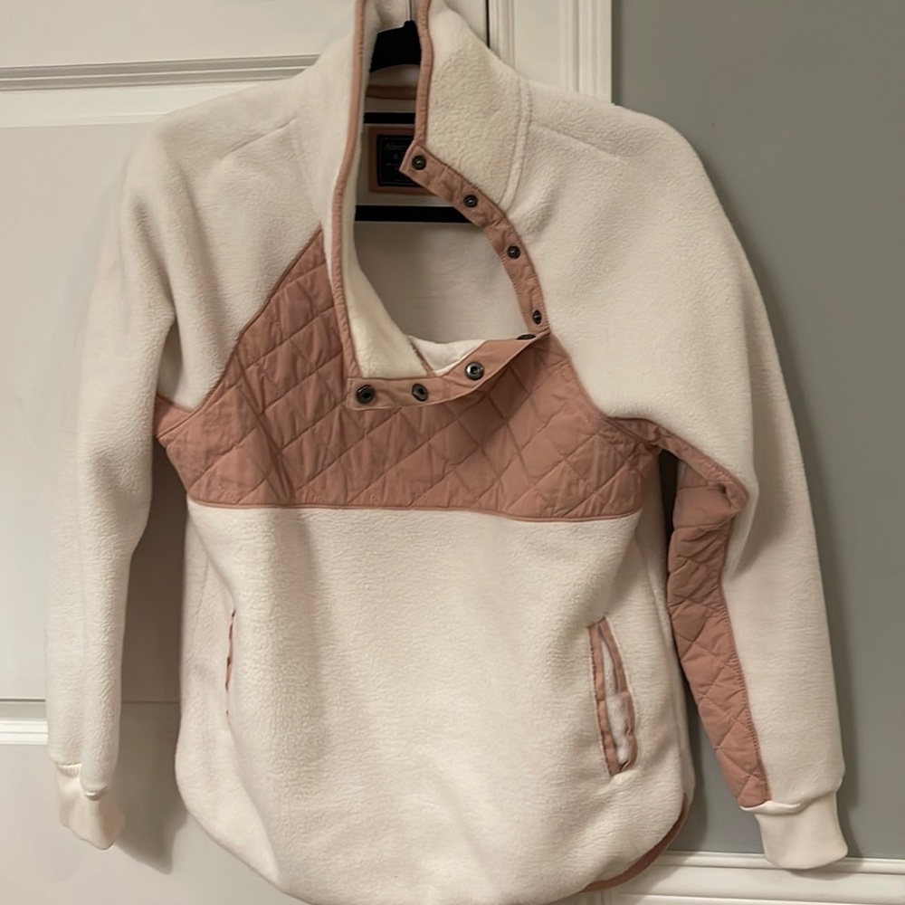 Pullover fleece.